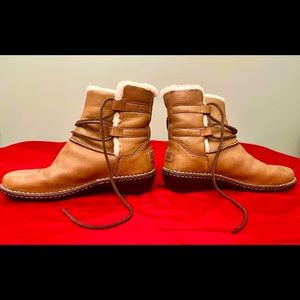 Ugg 1932 Caspia Tan Leather Boot - EUC